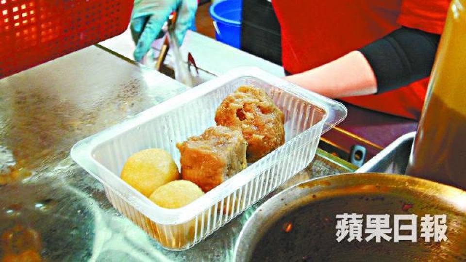 鯁喉男童上周在竹園一家小食店買走牛肉球等小食。簡明恩攝當日賣小食給男童的好姨獲悉事件不禁落淚。