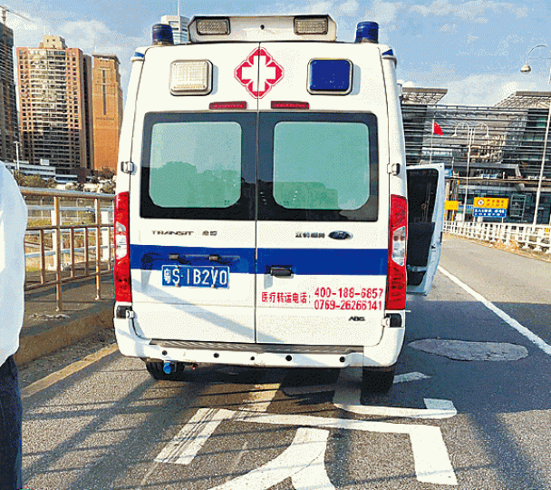 馬太乘搭的內地外判救護車，外表與正規救護車一樣。