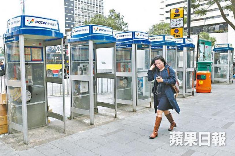 皇后像廣場外的電話亭曾經非常繁忙，排滿「覆機」的市民和打電話回鄉的外傭，如今人去亭空。張志華攝
