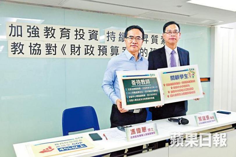 葉建源（右）指全日制幼稚園學費高昂，希望政府能全面資助。