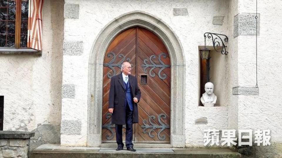 Henniez古堡門口的雕像是上手業主的祖父，葉希德與其孫兒相交多年才能購入古堡。樓上是他的居所，樓下是辦公室。葉希德在瑞士洛桑的古堡有200年歷史，地下礦泉水源源不絕。上世紀60年代是蓮花樂隊成員，現時葉希德家裏也有一個音樂小天地。葉希德打造的高級護膚品牌Bellefontaine瑞士分店。1990年被廣告商看中，邀請他拍攝酒類廣告。早年被拍下與簡佩筠共舞的照片。