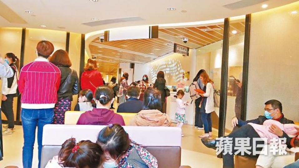 【昨日】昨早養和雖未如前日般逼爆，但座位亦已坐滿。張志華攝【前日】網傳逾百內地人逼爆養和大堂，輪候打HPV九價疫苗。
