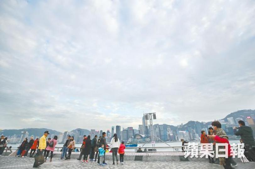 港股技術上逼近黃金交叉，惟後市陰霾未散。資料圖片