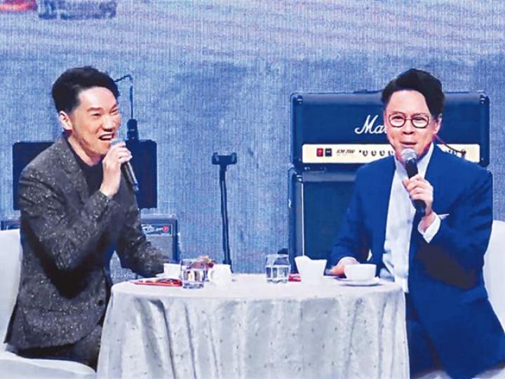 王賢誌(左)與陳志雲在台上對談,重提陳志雲被無綫踢出《歡樂滿東華》一事。互聯網圖片 王賢誌(左)與陳志雲在台上對談,重提陳志雲被無綫踢出《歡樂滿東華》一事。互聯網圖片