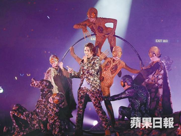 鄭伊健前晚舉行首場紅館騷,大唱金曲之餘,又做出多個高難度動作冧歌迷。伊健在台上用呼拉圈做引體上升,令全場尖叫。伊健在台上化身正義使者,與機械人大戰。太太蒙嘉慧前晚孖老爺奶奶來捧伊健場,更與全場大合唱。安哥時,伊健換上白色背心騷手臂,走到台邊與歌迷握手。康子妮擔任表演嘉賓,為伊健吹奏長笛。 鄭伊健前晚舉行首場紅館騷,大唱金曲之餘,又做出多個高難度動作冧歌迷。伊健在台上用呼拉圈做引體上升,令全場尖叫。伊健在台上化身正義使者,與機械人大戰。太太蒙嘉慧前晚孖老爺奶奶來捧伊健場,更與全場大合唱。安哥時,伊健換上白色背心騷手臂,走到台邊與歌迷握手。康子妮擔任表演嘉賓,為伊健吹奏長笛。