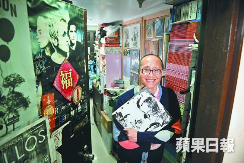 黃啟聰一腳踢辦《第一線Headlines》雜誌,一做32年。當初寫樂評不為賺錢,黃啟聰只想免費拿唱片。約二百呎的辦公室,塞滿堆積如山的唱片。堅持出版音樂雜誌,黃啟聰仍想推動樂壇或者唱片業。David Bowie的親筆簽名唱片。 黃啟聰一腳踢辦《第一線Headlines》雜誌,一做32年。當初寫樂評不為賺錢,黃啟聰只想免費拿唱片。約二百呎的辦公室,塞滿堆積如山的唱片。堅持出版音樂雜誌,黃啟聰仍想推動樂壇或者唱片業。David Bowie的親筆簽名唱片。