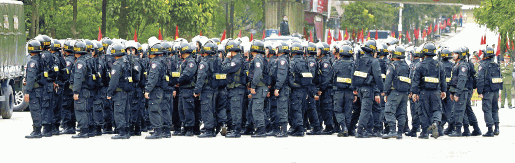 在接近中越邊界的同登車站外,昨天滿佈公安人員。美聯社 在接近中越邊界的同登車站外,昨天滿佈公安人員。美聯社