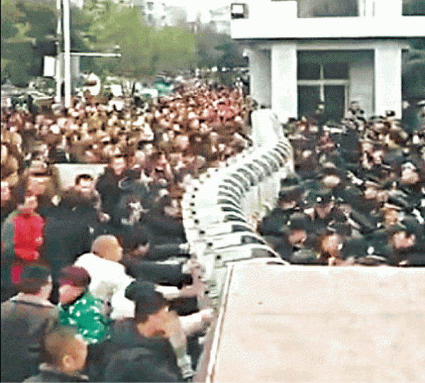 逾千民眾圍堵榮縣縣政府，隔鐵閘與警方對峙。互聯網榮縣有民房在地震中倒塌。