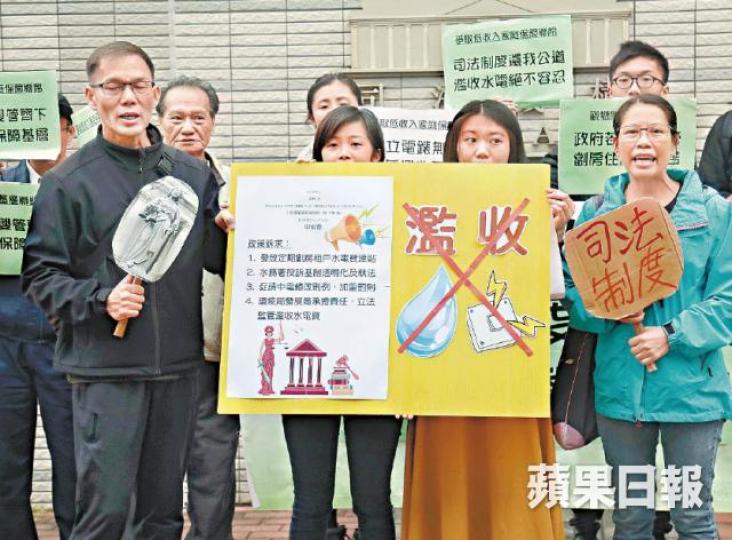 劏房戶齡姐(前排右)向小額錢債審裁處提交申索書,控告前業主濫收水電費共1,806元。夏家朗攝 劏房戶齡姐(前排右)向小額錢債審裁處提交申索書,控告前業主濫收水電費共1,806元。夏家朗攝