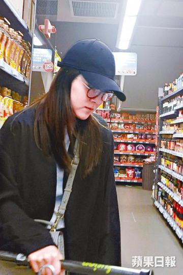 王敏奕在超市掃貨,見到心水貨品都瀏覽一番。王敏奕可能太過心急進入超市,將男友曾國祥的座駕停在雙黃線上。資料圖片 王敏奕在超市掃貨,見到心水貨品都瀏覽一番。王敏奕可能太過心急進入超市,將男友曾國祥的座駕停在雙黃線上。資料圖片