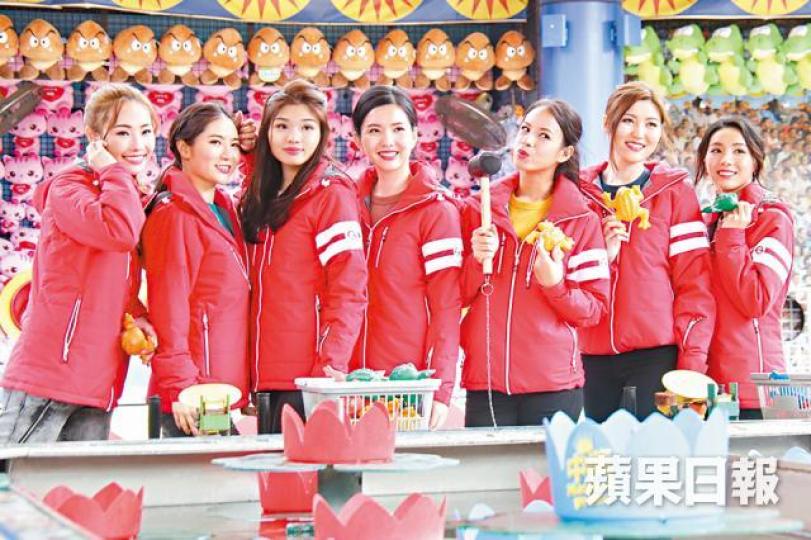 黃翠金(左二)表示參選華姐是想傳播中華文化。 黃翠金(左二)表示參選華姐是想傳播中華文化。