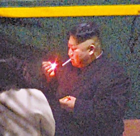日本傳媒拍攝到金正恩在南寧火車站短暫停留時抽煙。