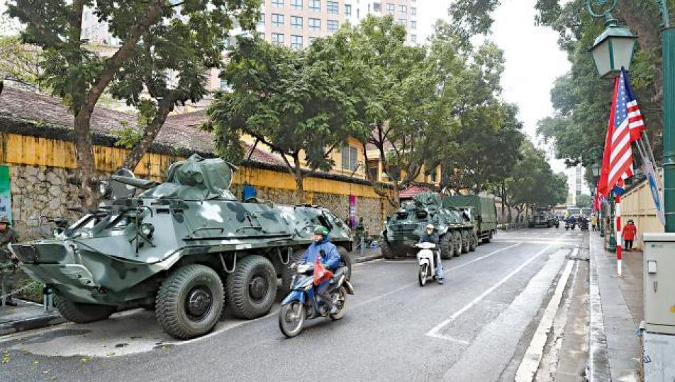 越南出動裝甲車在金正恩下榻的酒店外戒備。何家達攝