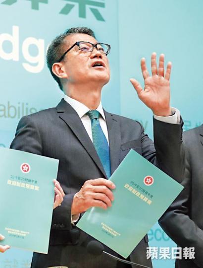 陳茂波昨發表財政預算案,涉及大灣區的範疇投放逾450億元,但紓困措施全面縮水。陳善南攝 陳茂波昨發表財政預算案,涉及大灣區的範疇投放逾450億元,但紓困措施全面縮水。陳善南攝