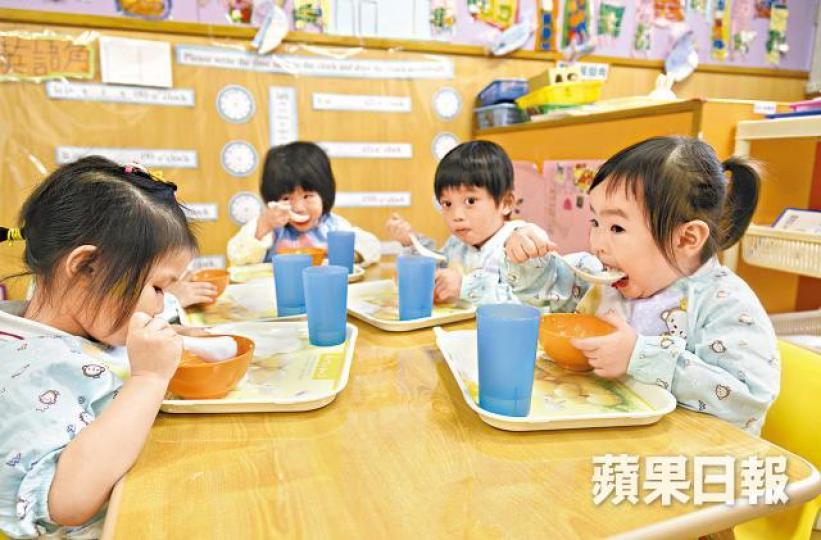 政府將撥款提高幼兒中心的資助水平。 政府將撥款提高幼兒中心的資助水平。