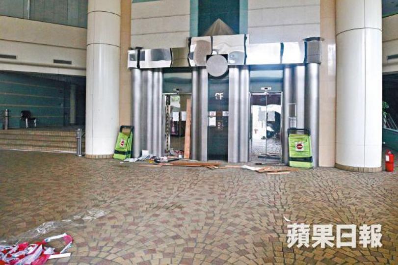 曾經空置多年的荃灣海濱廣場,地面滿佈雜物。李潤芳攝 曾經空置多年的荃灣海濱廣場,地面滿佈雜物。李潤芳攝