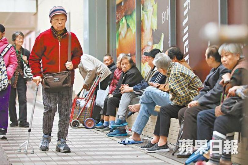 政府未來兩年額外提供逾500個安老宿位,並加強長者外展服務。 政府未來兩年額外提供逾500個安老宿位,並加強長者外展服務。