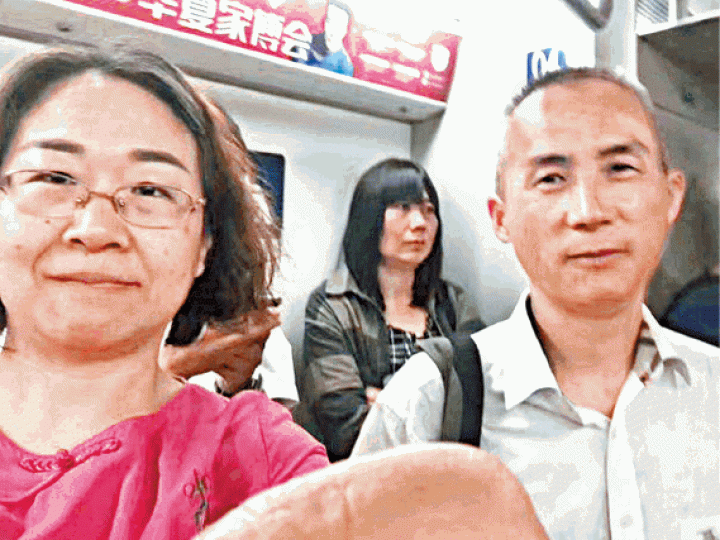 被當局吊銷律師牌的維權律師李和平(右)和妻子王峭嶺。李澤遠 被當局吊銷律師牌的維權律師李和平(右)和妻子王峭嶺。李澤遠