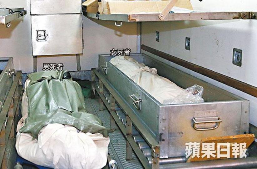 元朗一對欠債夫婦燒炭亡,仵工將屍體運走。馬耀文攝警員在場調查案件,並翻查大廈閉路電視錄像。警方在事發單位內撿獲燒烤炭。元朗好順福大廈發生雙屍燒炭命案。張培生攝 元朗一對欠債夫婦燒炭亡,仵工將屍體運走。馬耀文攝警員在場調查案件,並翻查大廈閉路電視錄像。警方在事發單位內撿獲燒烤炭。元朗好順福大廈發生雙屍燒炭命案。張培生攝