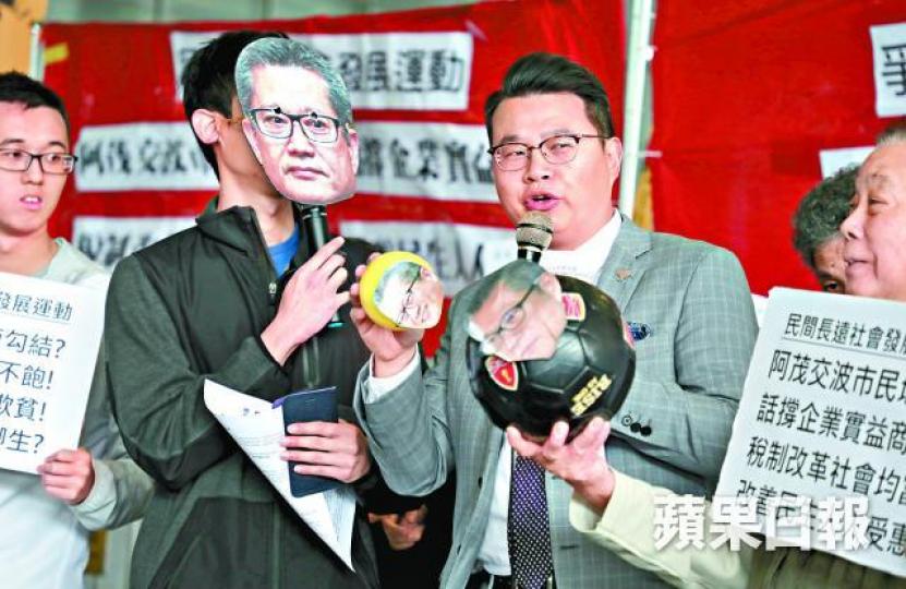 民主黨尹兆堅(右)批評陳茂波的回撥政策只為整靚盤數,擔心此舉是為了讓林鄭「打腫面扮肥仔」。許頌明攝 民主黨尹兆堅(右)批評陳茂波的回撥政策只為整靚盤數,擔心此舉是為了讓林鄭「打腫面扮肥仔」。許頌明攝