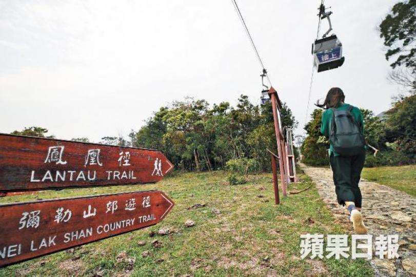 當局為宣傳郊野景點,將花420萬元翻新昂坪附近的彌勒山路徑。謝榮耀攝濕地公園將獲撥500萬元研究需否改善設施。 當局為宣傳郊野景點,將花420萬元翻新昂坪附近的彌勒山路徑。謝榮耀攝濕地公園將獲撥500萬元研究需否改善設施。