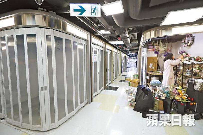 尖沙嘴「死場」首都廣場內十室九空,只有零星店舖營業。何柏佳攝市民張貼對財政預算案的訴求。 尖沙嘴「死場」首都廣場內十室九空,只有零星店舖營業。何柏佳攝市民張貼對財政預算案的訴求。