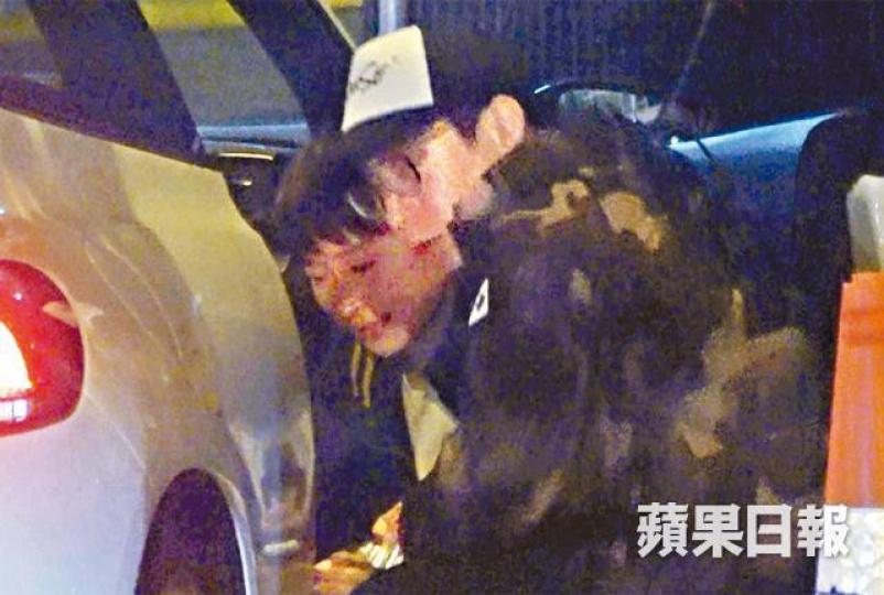 周家怡與四眼男傾到雞啄唔斷。DV圖片周家怡日前被發現與四眼男密斟,不過周家怡否認有新戀情。DV圖片 周家怡與四眼男傾到雞啄唔斷。DV圖片周家怡日前被發現與四眼男密斟,不過周家怡否認有新戀情。DV圖片