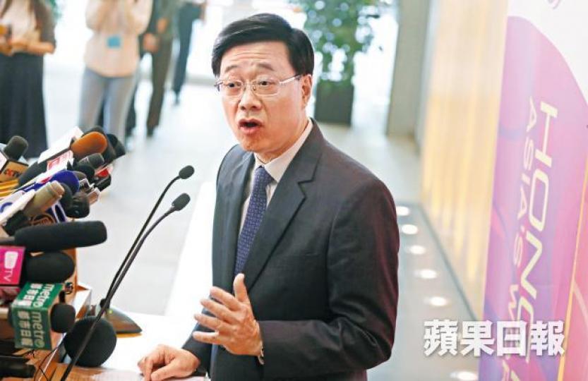 李家超支持修訂《逃犯條例》,更指可向中央提額外要求協助疑犯,被民主黨指「異想天開」。 李家超支持修訂《逃犯條例》,更指可向中央提額外要求協助疑犯,被民主黨指「異想天開」。