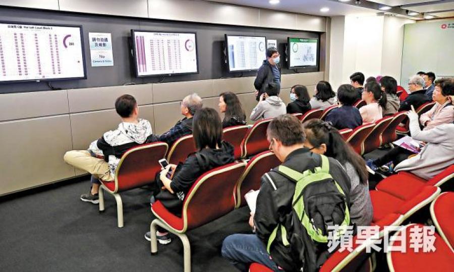 準買家金睛火眼「贒實」現場的電視屏幕,了解單位銷售進度。
準買家金睛火眼「贒實」現場的電視屏幕,了解單位銷售進度。