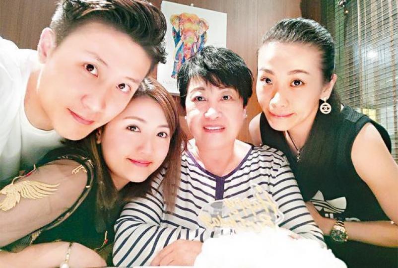 Liddy(左二)貼出與老公、奶奶及姑仔合照,力證與夫家關係良好。互聯網圖片 Liddy(左二)貼出與老公、奶奶及姑仔合照,力證與夫家關係良好。互聯網圖片