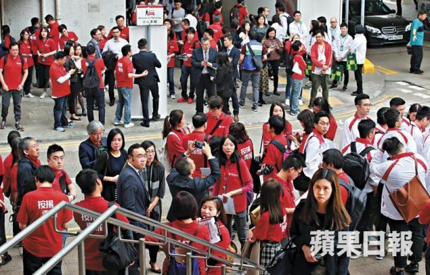 逾百銀行職員在房委會門外推銷按揭計劃。 逾百銀行職員在房委會門外推銷按揭計劃。