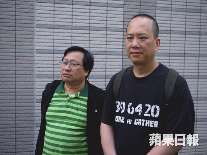 申索人梁國華(左)和關振邦原本各索償5萬元,結果每人須向政府賠償1.2萬元訟費。 申索人梁國華(左)和關振邦原本各索償5萬元,結果每人須向政府賠償1.2萬元訟費。