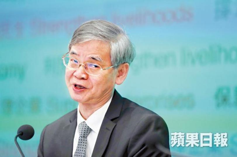 勞福局局長羅致光稱會成立工作小組制訂採購策略。示威者昨在立法會外抗議,批評預算案撥款用不得其所,促政府財富土地公義分配。何頴賢攝 勞福局局長羅致光稱會成立工作小組制訂採購策略。示威者昨在立法會外抗議,批評預算案撥款用不得其所,促政府財富土地公義分配。何頴賢攝