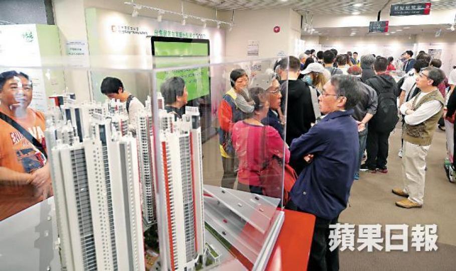 昨首批申請人到樂富客務中心揀樓。謝榮耀攝 昨首批申請人到樂富客務中心揀樓。謝榮耀攝