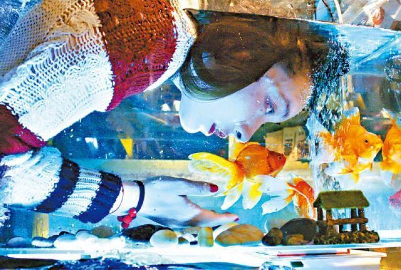 在《三夫》中,曾美慧孜以金魚自慰來解決性成癮症。劇照 在《三夫》中,曾美慧孜以金魚自慰來解決性成癮症。劇照