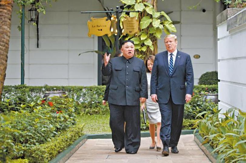 金正恩與特朗普同遊酒店花園時言談甚歡。美聯社 金正恩與特朗普同遊酒店花園時言談甚歡。美聯社
