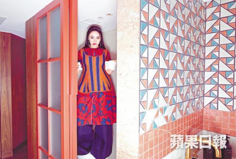 曾美慧孜閒時就去學跳舞和音樂,以備拍戲之需。曾美慧孜拍照時戲癮大發,做出各樣表情動作。陳果與曾美慧孜初次見面20分鐘,便決定合作。資料圖片 曾美慧孜閒時就去學跳舞和音樂,以備拍戲之需。曾美慧孜拍照時戲癮大發,做出各樣表情動作。陳果與曾美慧孜初次見面20分鐘,便決定合作。資料圖片