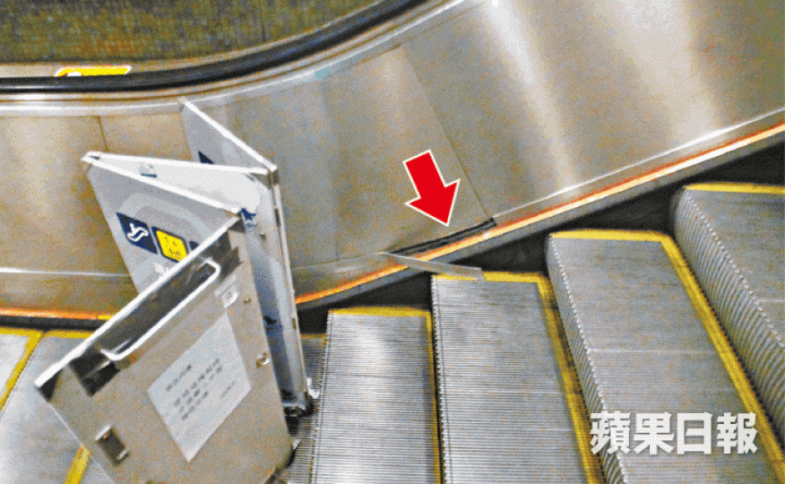 港鐵牛頭角站的扶手電梯有一條修口邊金屬鋼片(箭嘴示)彈出,割傷12名乘客。張培生攝有乘客左右小腿皆受傷,送院敷治。劉永明攝 港鐵牛頭角站的扶手電梯有一條修口邊金屬鋼片(箭嘴示)彈出,割傷12名乘客。張培生攝有乘客左右小腿皆受傷,送院敷治。劉永明攝