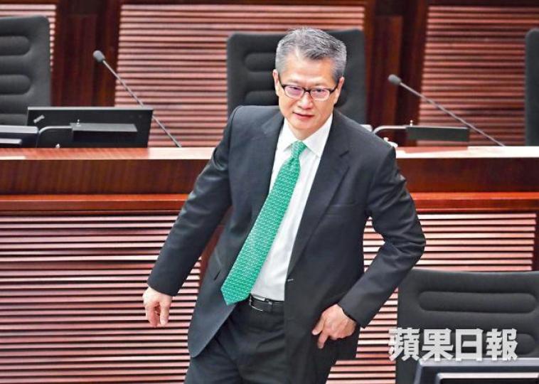 陳茂波指租金扣稅會刺激租金上升,反而令業主得益。保安組成人鏈護送財政司司長陳茂波(箭嘴示)進入立法會。 陳茂波指租金扣稅會刺激租金上升,反而令業主得益。保安組成人鏈護送財政司司長陳茂波(箭嘴示)進入立法會。