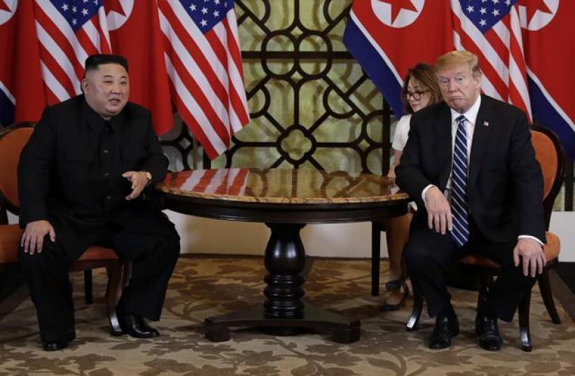 金正恩與特朗普舉行單對單會面前見記者。美聯社 金正恩與特朗普舉行單對單會面前見記者。美聯社