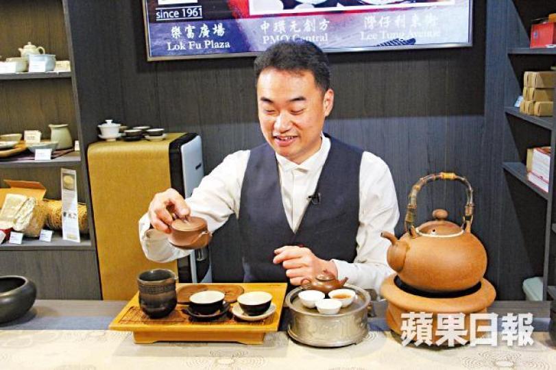 由選茶、烘焙以至沖泡樣樣皆工夫,劉原亦教人飲工夫茶,是為了傳承飲茶文化。劉原亦的家族茶莊上世紀七十年代位於東頭邨內。 由選茶、烘焙以至沖泡樣樣皆工夫,劉原亦教人飲工夫茶,是為了傳承飲茶文化。劉原亦的家族茶莊上世紀七十年代位於東頭邨內。