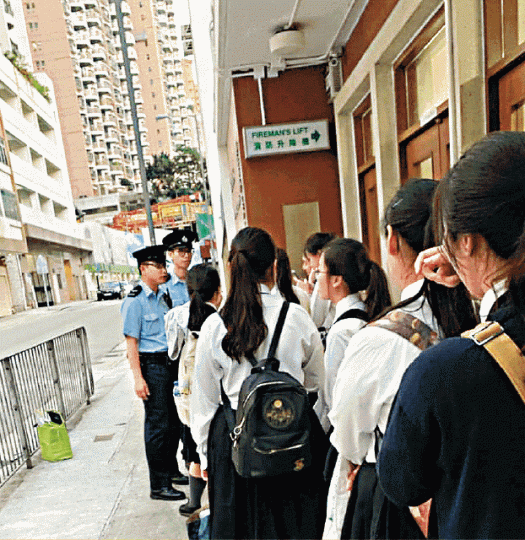 警員到場了解事件後安撫學生,及後學生自行散去。讀者提供圖片 警員到場了解事件後安撫學生,及後學生自行散去。讀者提供圖片