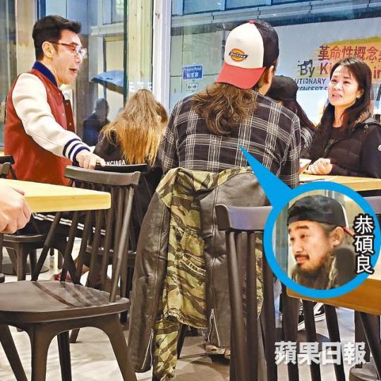 阿B一家三口與恭碩良邊食邊傾,在店內坐足一小時。 阿B一家三口與恭碩良邊食邊傾,在店內坐足一小時。