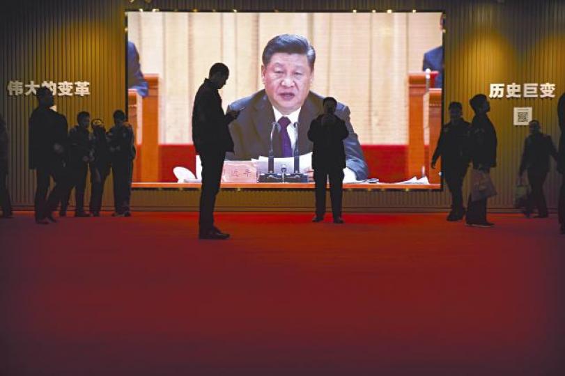 全國兩會舉行在即,習近平管治權威備受挑戰;圖為民眾在北京國家博物館觀看習視頻。美聯社 全國兩會舉行在即,習近平管治權威備受挑戰;圖為民眾在北京國家博物館觀看習視頻。美聯社