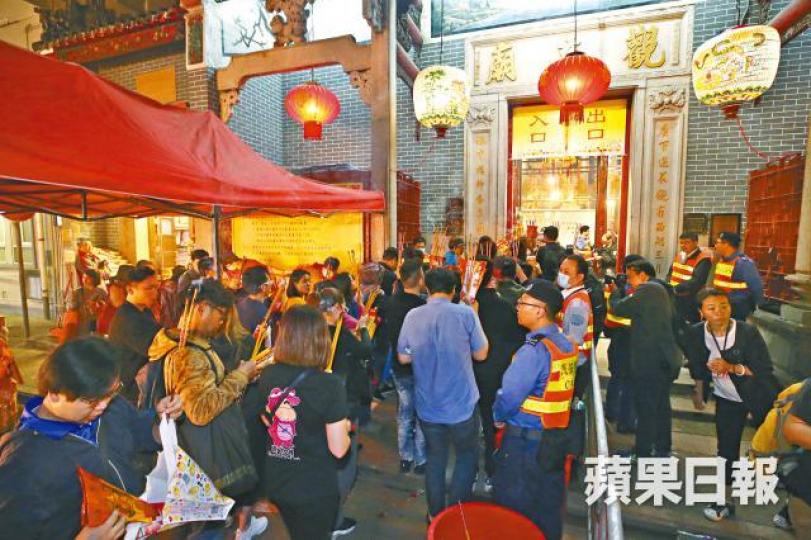 紅磡觀音廟昨晚開庫,大批善信輪候參拜。王子俊攝 紅磡觀音廟昨晚開庫,大批善信輪候參拜。王子俊攝