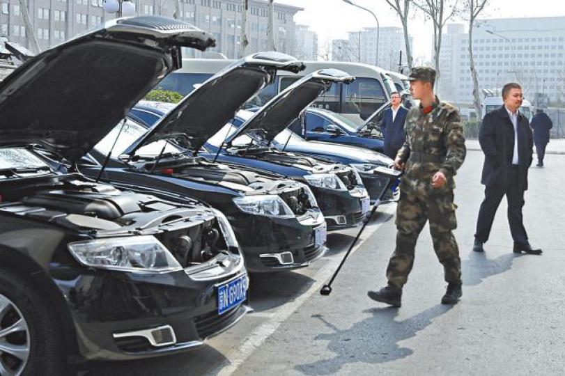 警員在兩會新聞中心外進行防爆檢查。 警員在兩會新聞中心外進行防爆檢查。