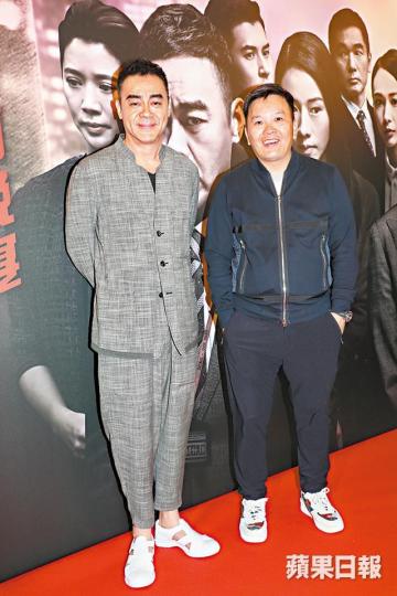 劉青雲笑言搵老婆郭藹明拍續集,要交給導演麥兆輝(右)決定。林嘉欣笑說不想做媽媽角色,張家輝卻恨做爸爸角色。《廉政風雲 煙幕》大收3,100萬元,台前幕後一同慶功。袁富華自言片約不斷,最近在拍攝葉念琛新戲。 劉青雲笑言搵老婆郭藹明拍續集,要交給導演麥兆輝(右)決定。林嘉欣笑說不想做媽媽角色,張家輝卻恨做爸爸角色。《廉政風雲 煙幕》大收3,100萬元,台前幕後一同慶功。袁富華自言片約不斷,最近在拍攝葉念琛新戲。