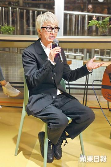黃子華前晚到《蘋果》大樓,現身「娛果」特備節目《黃金唱.爆你》。子華現身《蘋果》大樓,吸引不少支持者合照及索簽名。子華與羅金榮(右)在節目中開金口,大唱多首金曲。羅金榮在節目中唱了《忘我》、《循環數》、《獅子山下》及《海闊天空》等多首歌曲。 黃子華前晚到《蘋果》大樓,現身「娛果」特備節目《黃金唱.爆你》。子華現身《蘋果》大樓,吸引不少支持者合照及索簽名。子華與羅金榮(右)在節目中開金口,大唱多首金曲。羅金榮在節目中唱了《忘我》、《循環數》、《獅子山下》及《海闊天空》等多首歌曲。