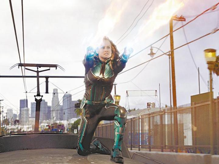 「Marvel隊長」貝兒娜森,成為Marvel電影宇宙中的首部以女性超級英雄作主軸的獨立電影。劇照貝兒娜森在戲中是戰機機師,她因此需要拍攝大量飛行場面,令她嘔吐大作。劇照貝兒娜森有不少打鬥戲份,她更因此而特別操練。劇照貝兒娜森曾與森姆積遜多次合作,兩人感情已像家人一樣。憑《抖室》的精采演出,貝兒娜森橫掃奧斯卡等頒獎典禮影后寶座。資料圖片 「Marvel隊長」貝兒娜森,成為Marvel電影宇宙中的首部以女性超級英雄作主軸的獨立電影。劇照貝兒娜森在戲中是戰機機師,她因此需要拍攝大量飛行場面,令她嘔吐大作。劇照貝兒娜森有不少打鬥戲份,她更因此而特別操練。劇照貝兒娜森曾與森姆積遜多次合作,兩人感情已像家人一樣。憑《抖室》的精采演出,貝兒娜森橫掃奧斯卡等頒獎典禮影后寶座。資料圖片