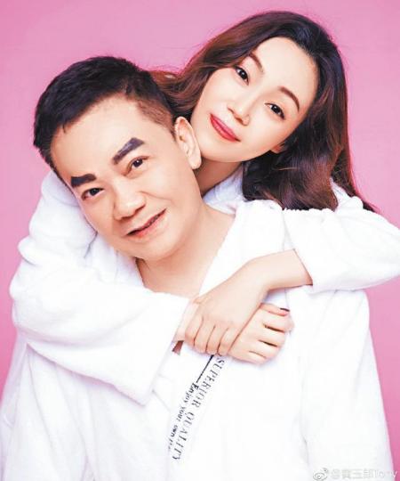 黃玉郎剃鬚後畫上王小虎眉,與老婆公佈懷孕喜訊。微博圖片 黃玉郎剃鬚後畫上王小虎眉,與老婆公佈懷孕喜訊。微博圖片